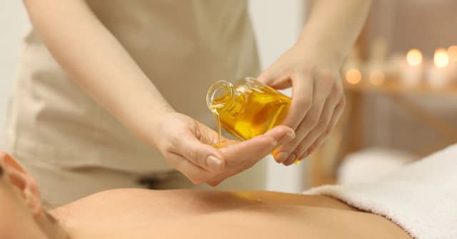 Masaż indyjski na czym polega: odkryj jego tajemnice i korzyści