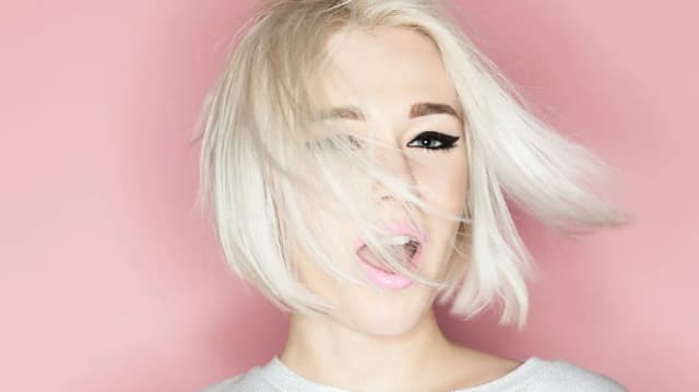 Jasna cera jaki kolor włosów - idealne odcienie dla Twojej urody